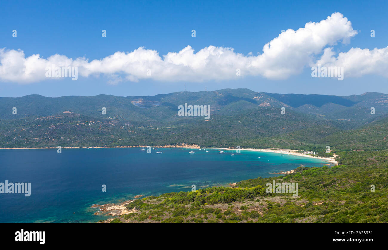 Cupabia bay. Paisaje Panorámico costeras de la isla de Córcega en un día soleado de verano, Francia Foto de stock