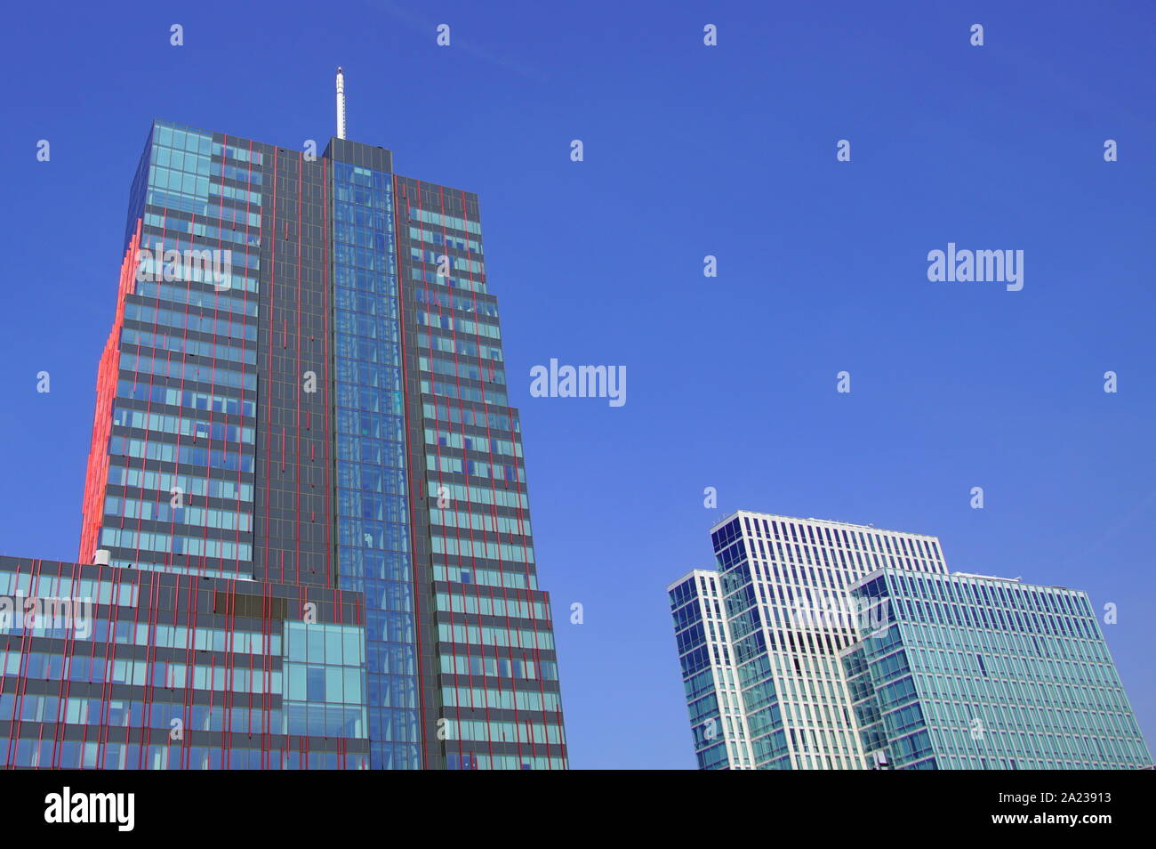 Almere Stad, Holanda - Septiembre 1, 2019: World Trade Centre Almere y Plaza Hotel Almere contra un cielo azul claro. Foto de stock