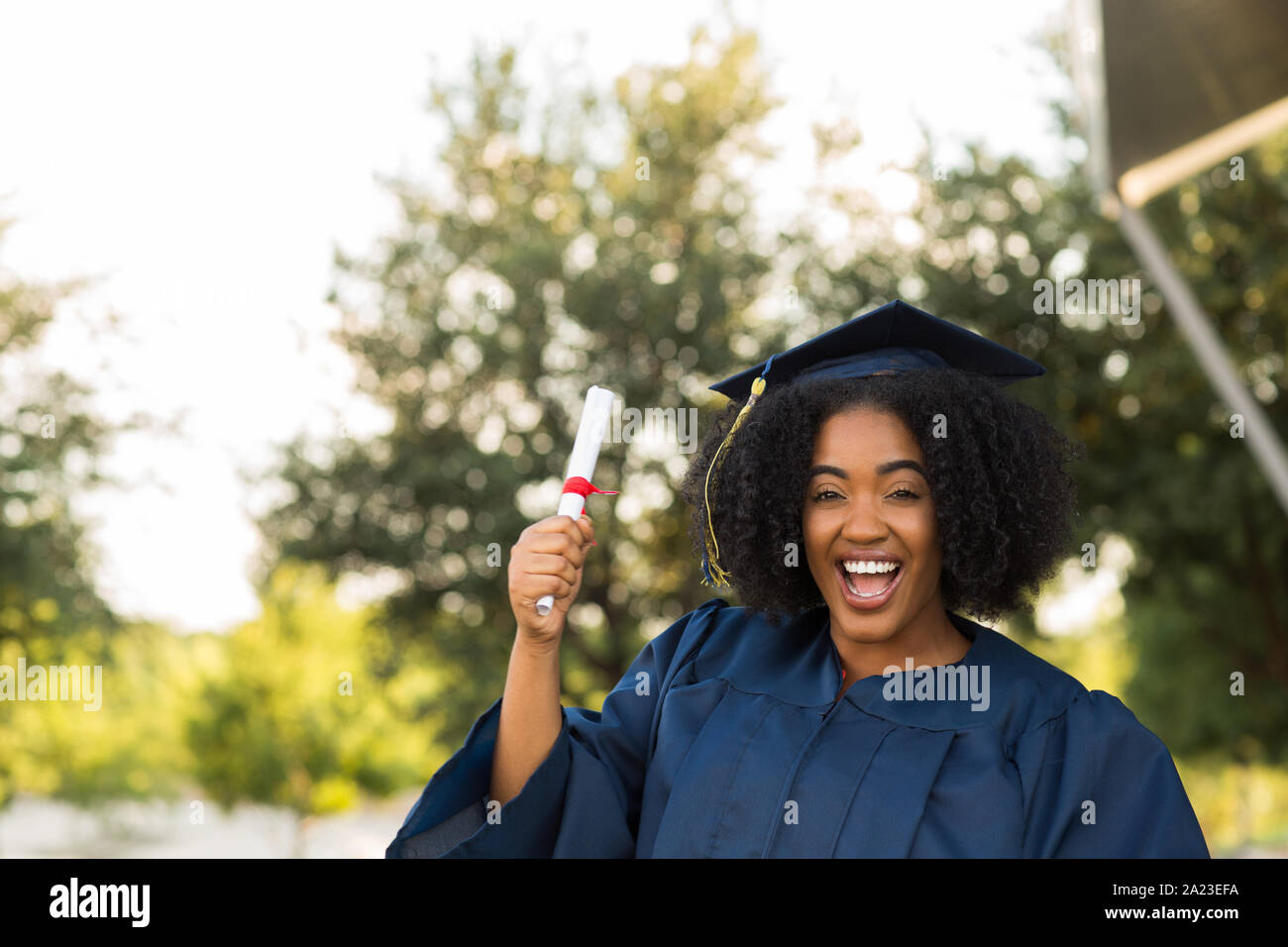 Seguro afroamericana en su graduación. Foto de stock