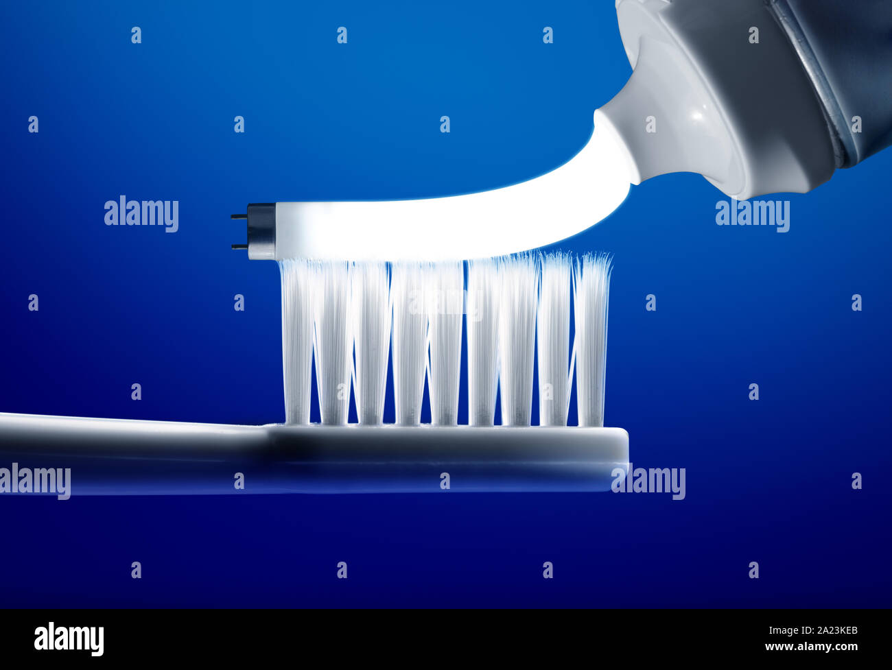 Los dentífricos blanqueadores conceptualizado por dentífrico exprimida como tubo fluorescente Foto de stock