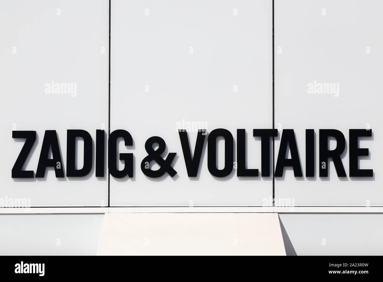 Villefontaine, Francia - 13 de septiembre, 2019: Zadig Voltaire y logotipo en una pared. Zadig Voltaire y es francesa de prêt-à-porter marca creada en 1997 Foto de stock