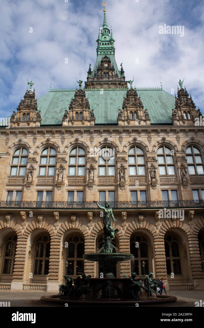 El Rathaus, el Ayuntamiento de Hamburgo, la sede del gobierno local de la Ciudad Libre y Hanseática de Hamburgo, Alemania Foto de stock