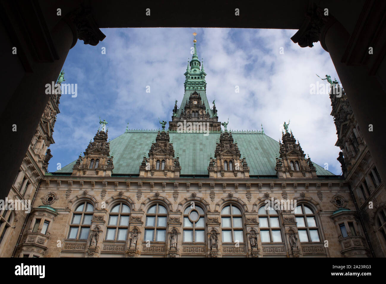 El Rathaus, el Ayuntamiento de Hamburgo, la sede del gobierno local de la Ciudad Libre y Hanseática de Hamburgo, Alemania Foto de stock