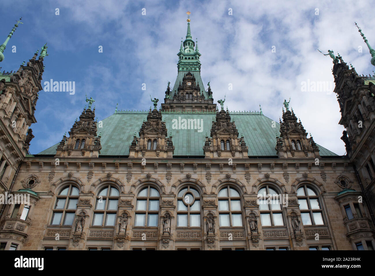 El Rathaus, el Ayuntamiento de Hamburgo, la sede del gobierno local de la Ciudad Libre y Hanseática de Hamburgo, Alemania Foto de stock