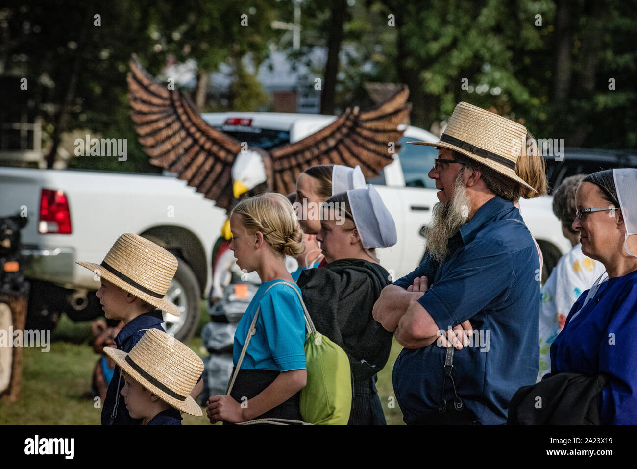 En la familia Amish Country Fair, subasta. Foto de stock