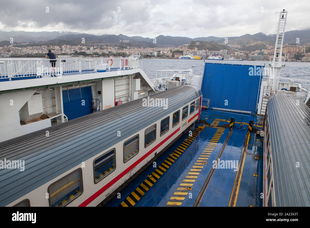 Un trenitalia es transportado por ferry desde Messina a Villa San Giovanni en Italia continental Un trenitalia es transportado por ferry desde Messina a Villa San Giovanni en Italia continental