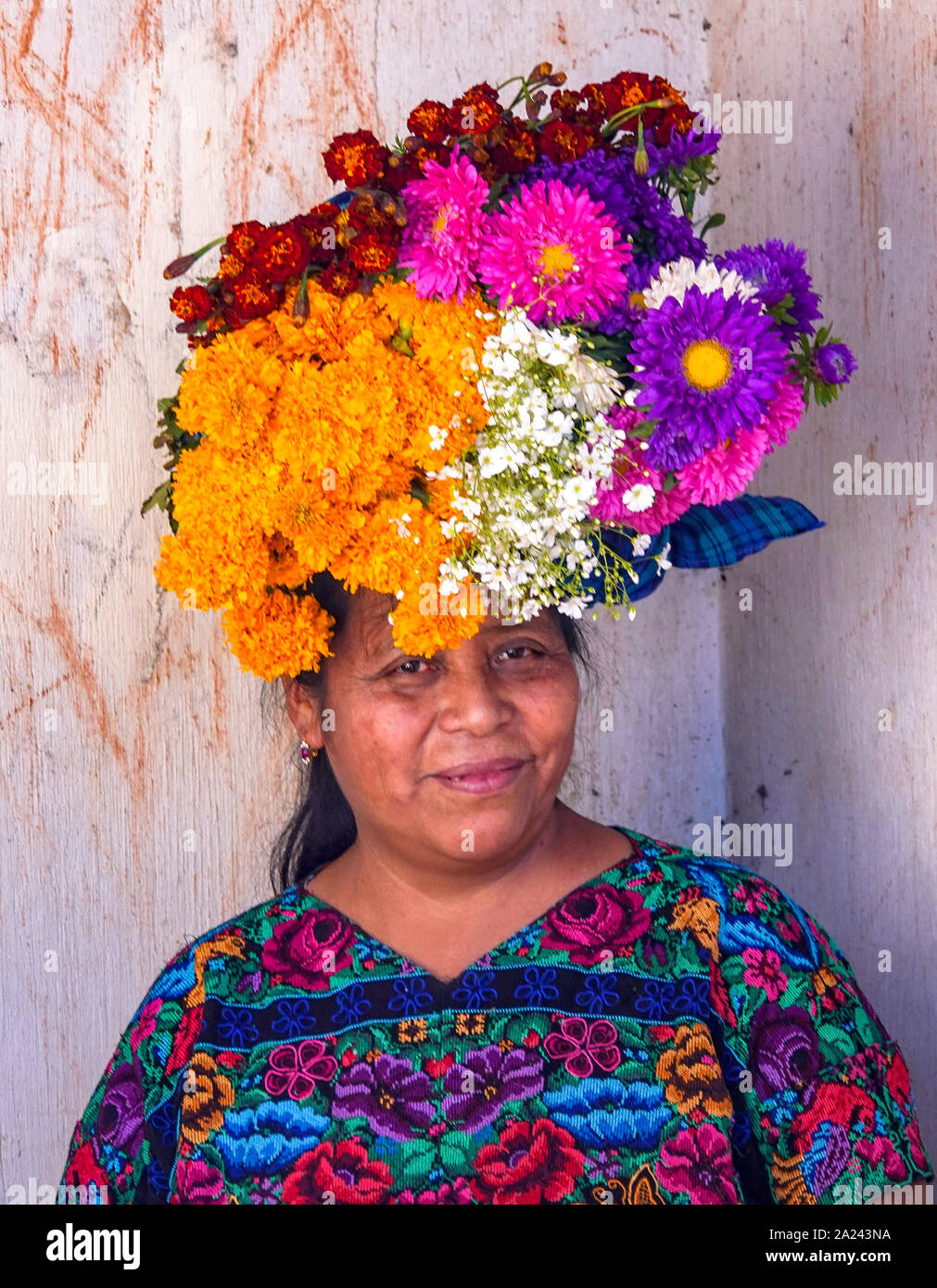 Una corona de flores para el Dia de los Muertos/día de los Difuntos en  Santiago Sacatepequez, Guatemala Fotografía de stock - Alamy