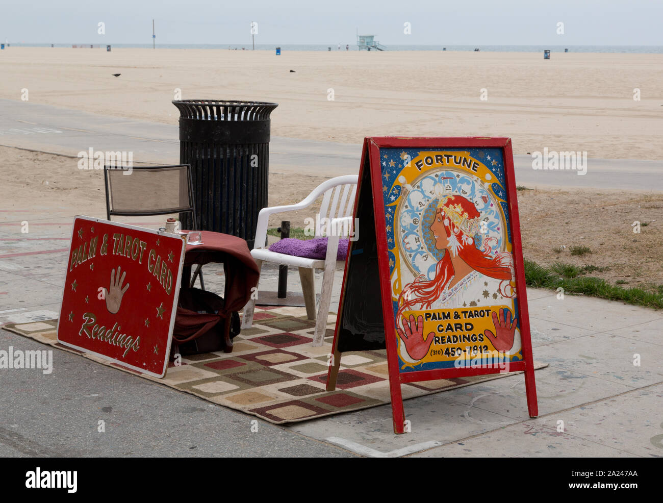 Palm & leyendo las cartas del tarot, Venecia, un distrito de playa en la  parte oeste de Los Angeles, California Fotografía de stock - Alamy