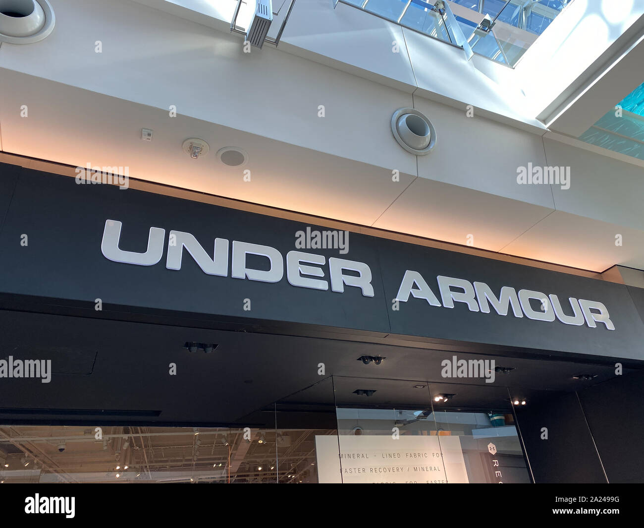 Orlando,FL/USA-9/30/19: un bajo armadura tienda de ropa en un centro  comercial. Debajo de la armadura, Inc. es una compañía americana que  fabrica calzado, deporte Fotografía de stock - Alamy