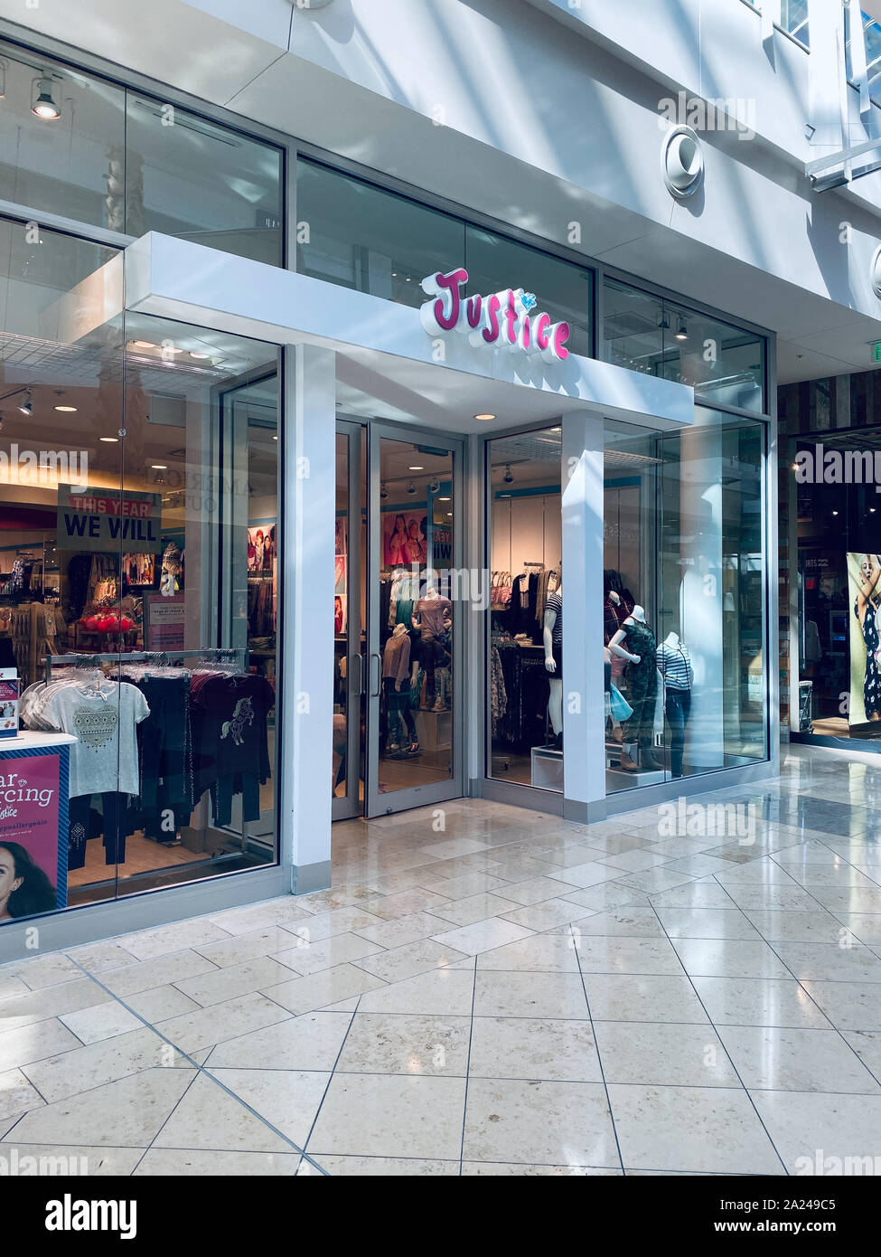 Orlando,FL/USA-9/30/19: una justicia tienda de ropa en un centro comercial.  Tween Brands, Inc., (que anteriormente estaba limitado demasiado y  demasiado) opera la justicia branded Fotografía de stock - Alamy