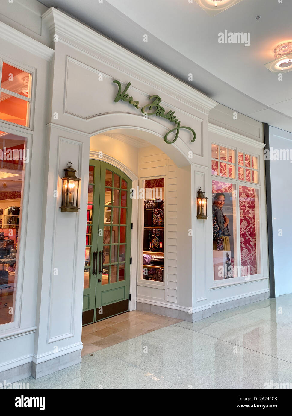 Orlando,FL/USA-9/30/19:A Vera Bradley retail store en un centro comercial  que es conocida por sus coloridos patrones y acolchado de la mujer bolsos  de mano, maletas, t Fotografía de stock - Alamy