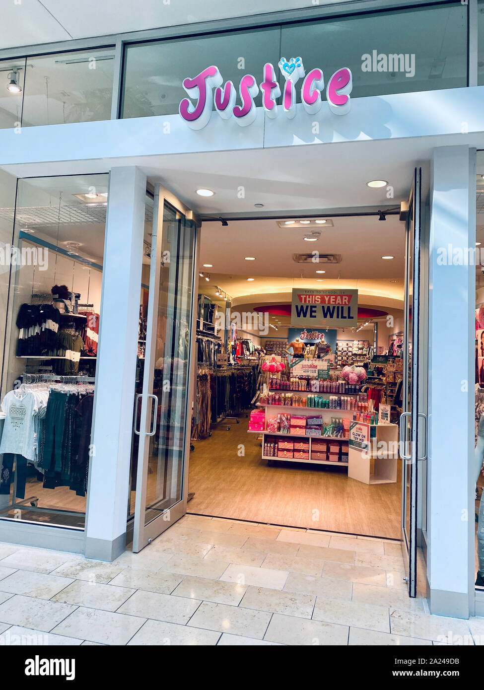 Orlando,FL/USA-9/30/19: una justicia tienda de ropa en un centro comercial.  Tween Brands, Inc., (que anteriormente estaba limitado demasiado y  demasiado) opera la justicia branded Fotografía de stock - Alamy