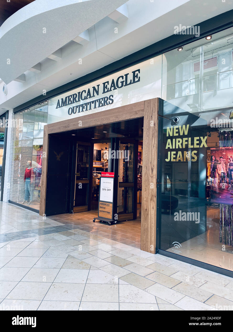 Polvoriento sesión cache Orlando,FL/USA-9/30/19:Un American Eagle ropa tienda en un centro  comercial. American Eagle Outfitters es un estilo de vida americana de  marca dirigidas a co Fotografía de stock - Alamy