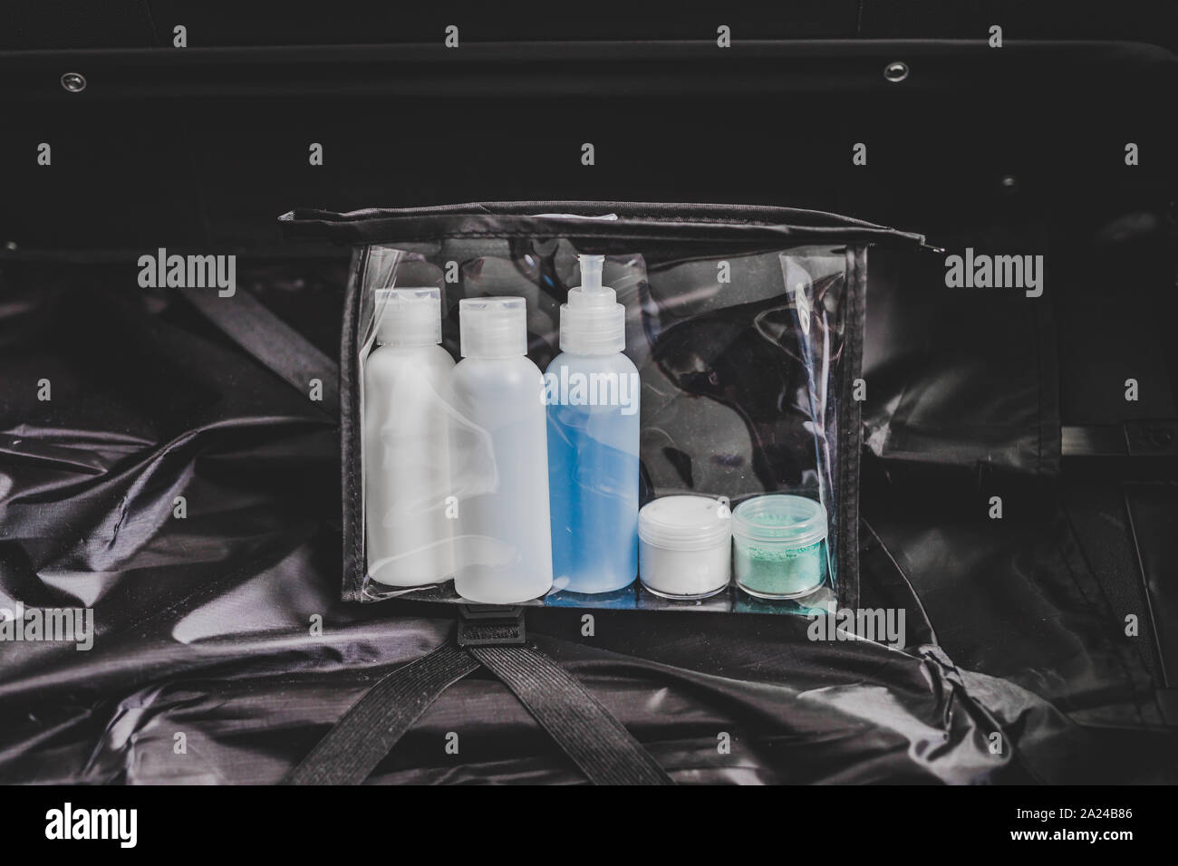 El embalaje para un vuelo y aeroportuaria concepto, bolsa transparente con  pequeñas lociones para líquidos y gel para verificar el cumplimiento de  seguridad dentro de la cabina Fotografía de stock - Alamy