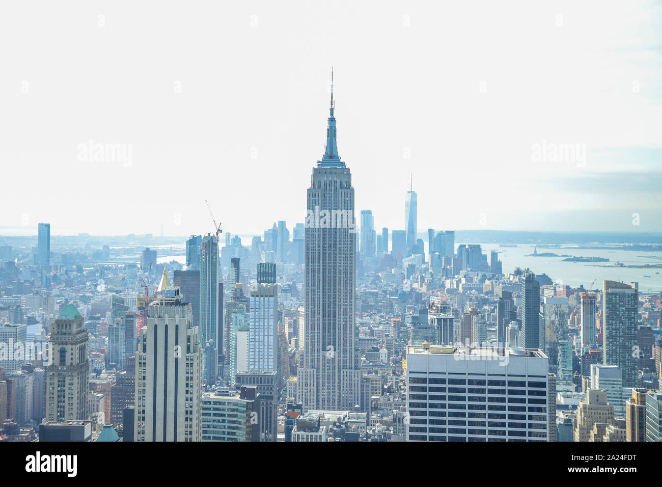 Vista del edificio Empire State desde la cima de la roca Observatorio en Manhattan, Nueva York Foto de stock