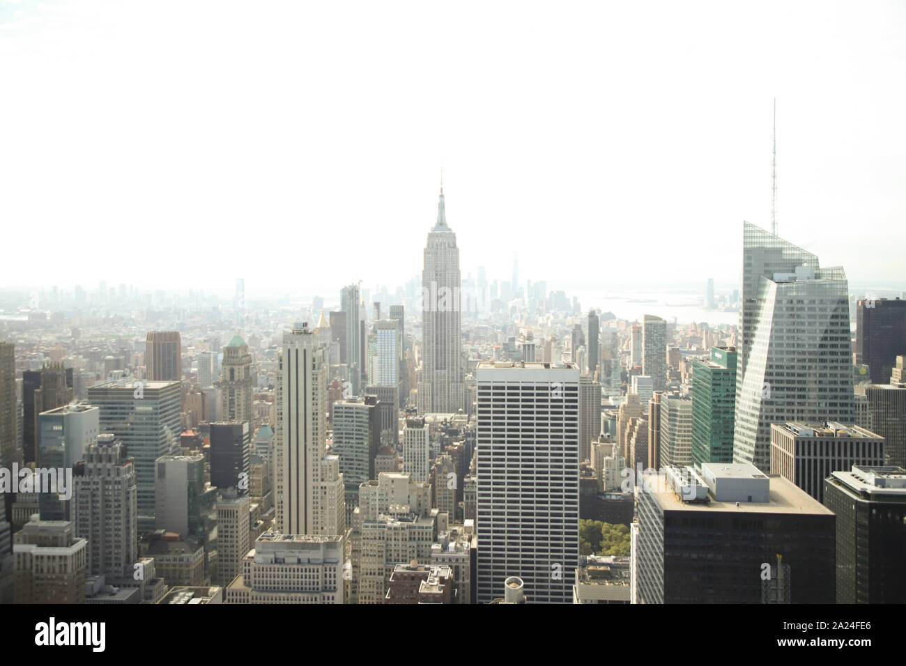 Vista del edificio Empire State desde la cima de la roca Observatorio en Manhattan, Nueva York Foto de stock