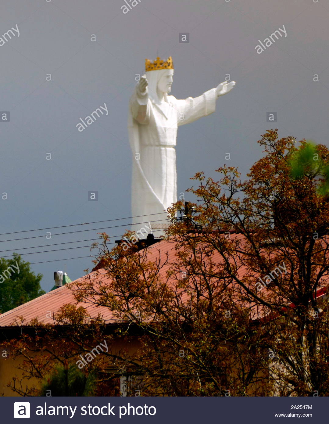 Estatua gigante de un Cristo Jesús coronado, concluido en noviembre de 2010, pretende ser la más grande del mundo estatua de Jesús), ubicada en Swiebodzin, una ciudad en el oeste de Polonia Foto de stock