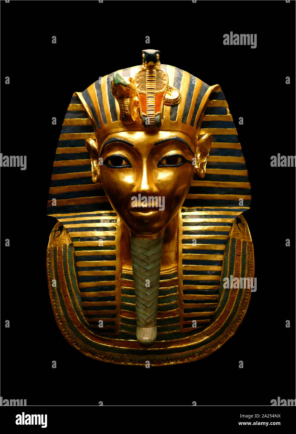Réplica de la máscara funeraria de Tutankamón. La máscara mortuoria de la  18ª dinastía del antiguo faraón egipcio Tutankamón (reinó 1332-1323 BC).  Fue descubierta en 1925 por Howard Carter en la tumba