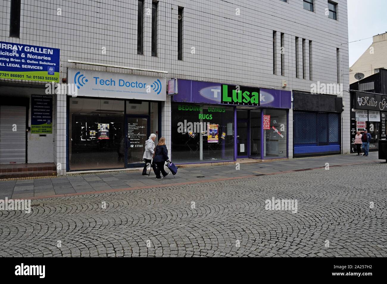 Tiendas vacías en la calle alta en Kilmarnock, Escocia Foto de stock