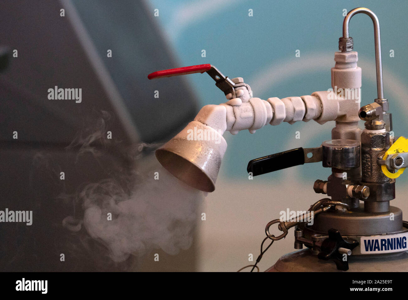 Tanque de nitrógeno líquido damgerous detalle cerrar arriba Fotografía