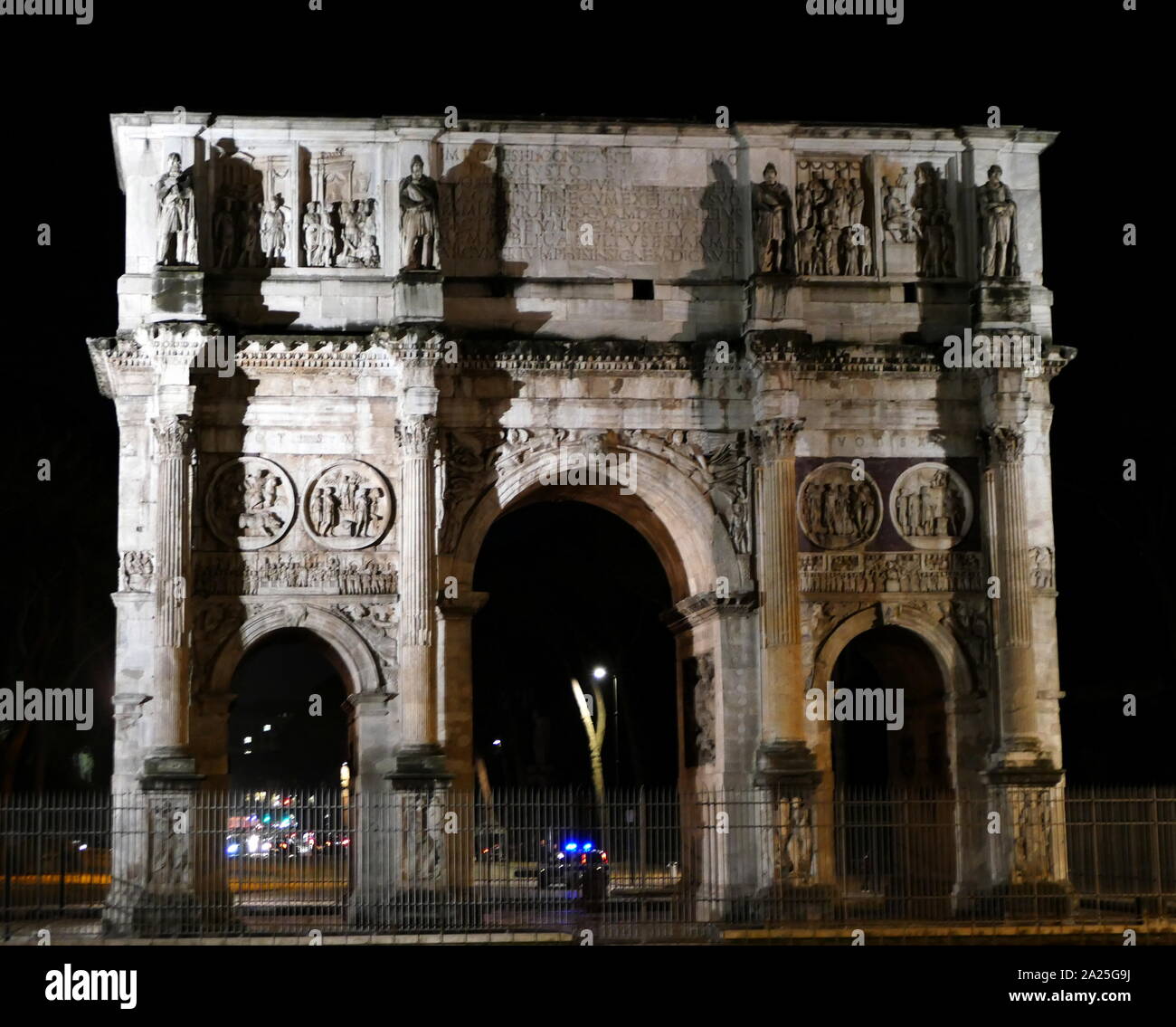 Vista del Arco de Constantino en la noche. El Arco de Constantino es un arco triunfal en Roma. Fue erigido por el senado romano para conmemorar la victoria de Constantino I sobre Majencio en la batalla del puente Milvian en 312 Foto de stock