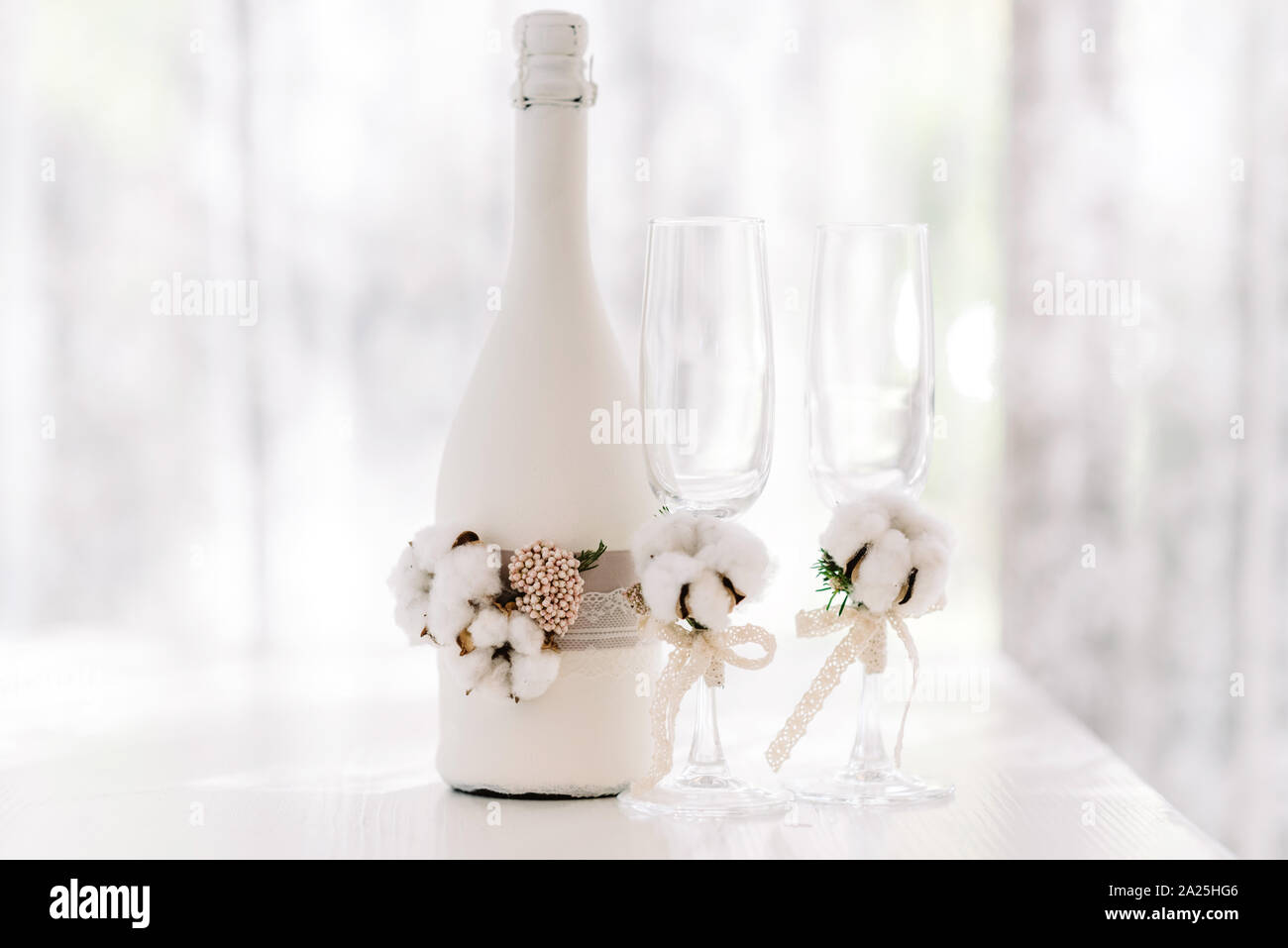 Una gran botella de champán bodas decoradas puntilla hecha de saco y  algodón natural. Boda Elegantes gafas Fotografía de stock - Alamy