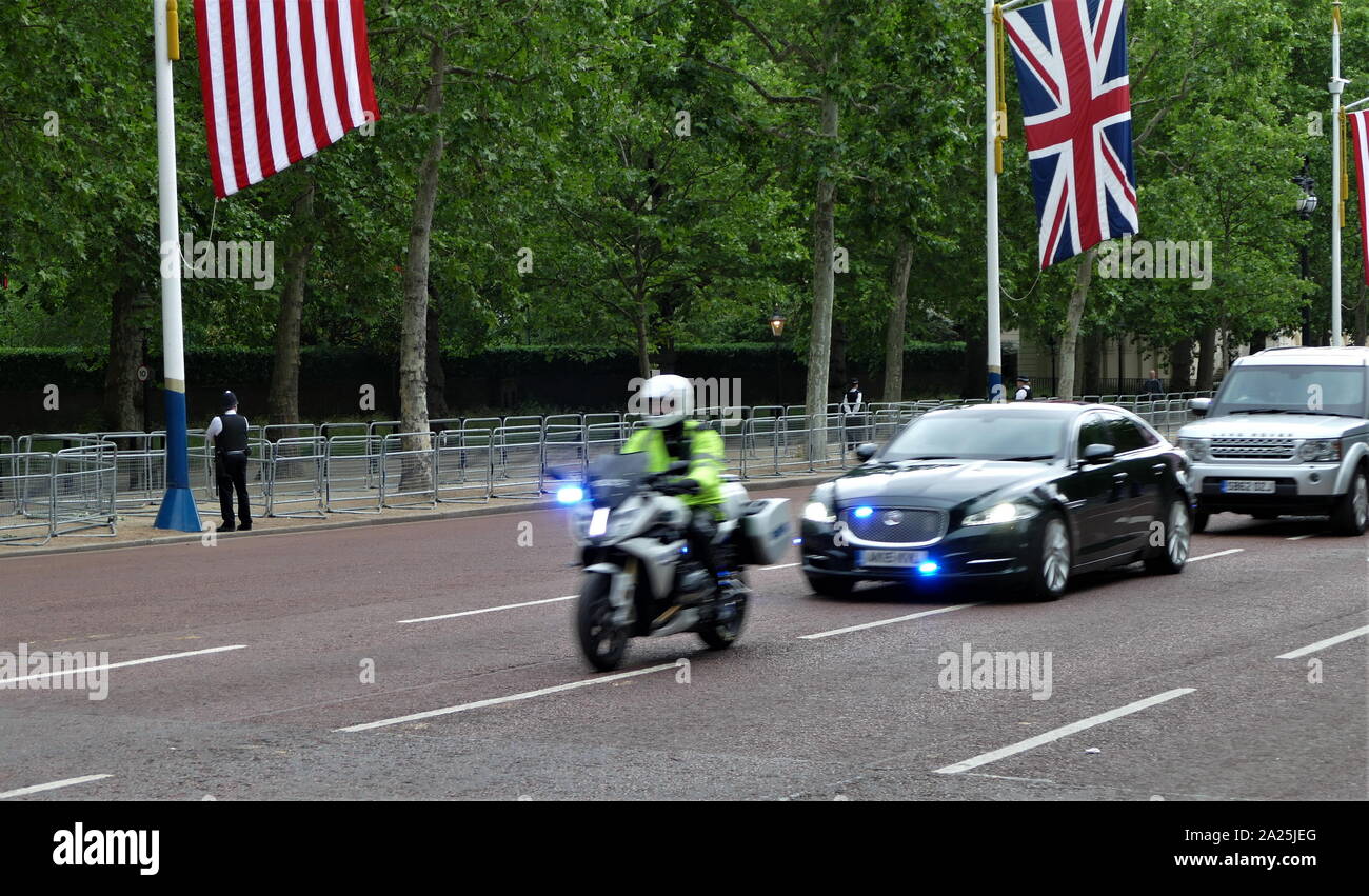 El Primer Ministro Teresa mayo llega a St James's Palace, en el Mall, Londres, asegurada por la policía durante la visita de estado del presidente Donald Trump Junio 2019 Foto de stock