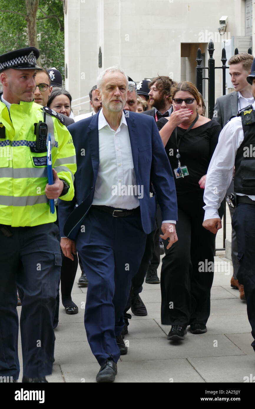 Dirigente del Partido Laborista Jeremy Corbyn dejando una manifestación en Whitehall y Trafalgar Square Londres durante la visita de Estado del presidente estadounidense Donald Trump a Gran Bretaña; junio de 2019 Foto de stock