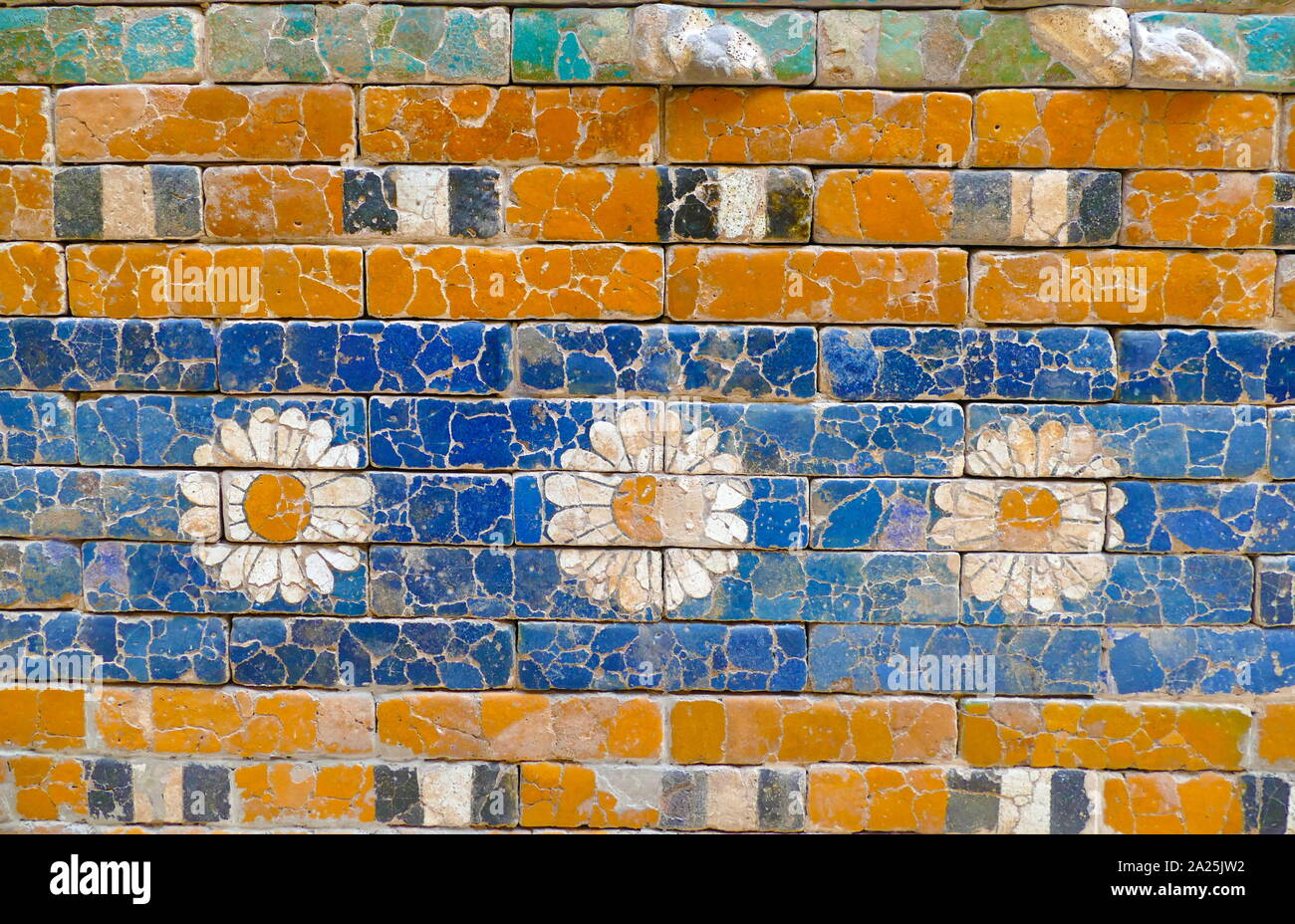 El camino Procesional de Babilonia. Construido en cerca de 575 A.C. por orden del rey Nabucodonosor II en el lado norte de la ciudad. Fue parte de una gran pared forma procesional hacia la ciudad. Las paredes estaban terminados en ladrillos vidriados principalmente en azul, con animales y deidades en bajo relieve en los intervalos, estos también compuesta de ladrillos que son moldeadas y de color diferente. Fue excavado a comienzos del siglo XX, y una reconstrucción usando los ladrillos originales, terminado en 1930, se muestra ahora en Berlín, en el Museo de Pérgamo. Foto de stock