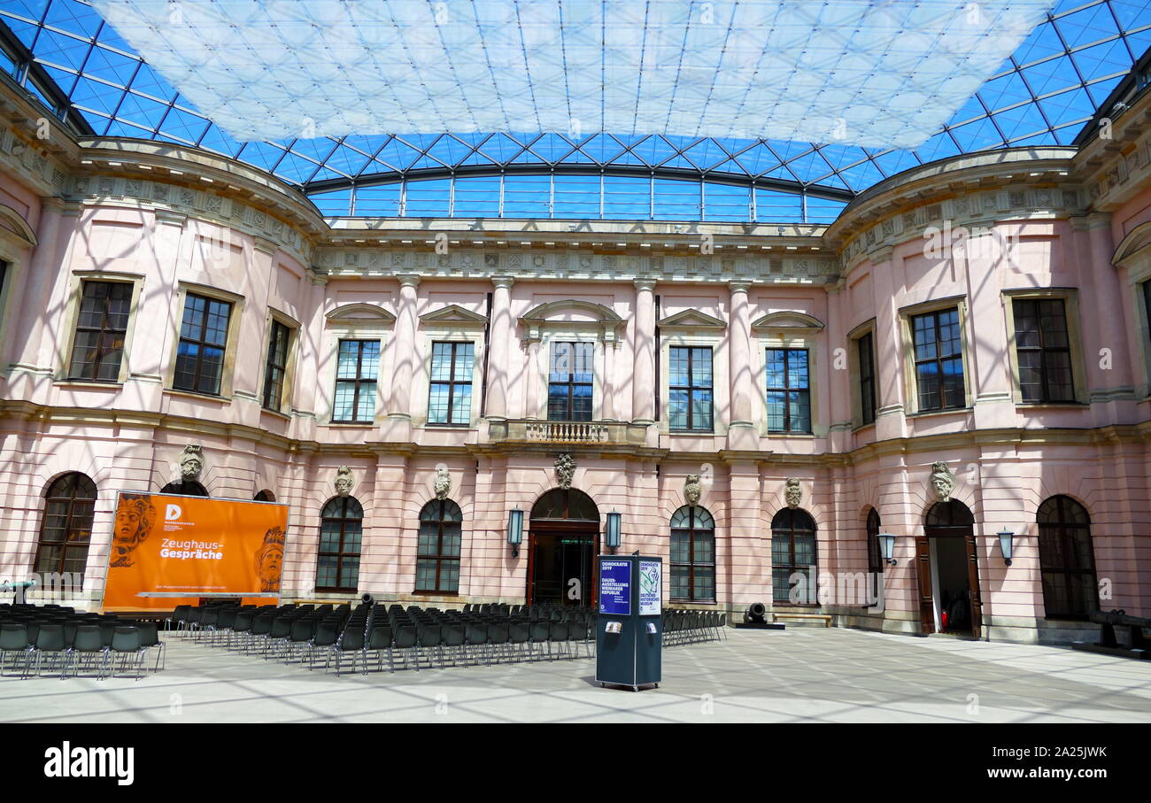 El Museo Histórico Alemán (Deutsches Historisches Museum), Berlín, Alemania, dedicado a la historia alemana. El museo fue fundado el 28 de octubre de 1987. El Zeughaus de 1695, el edificio más antiguo de la avenida Unter den Linden, se convirtió en la sede del Museo Histórico Alemán. Las primeras exposiciones fueron mostradas en el Zeughaus en septiembre de 1991. Foto de stock