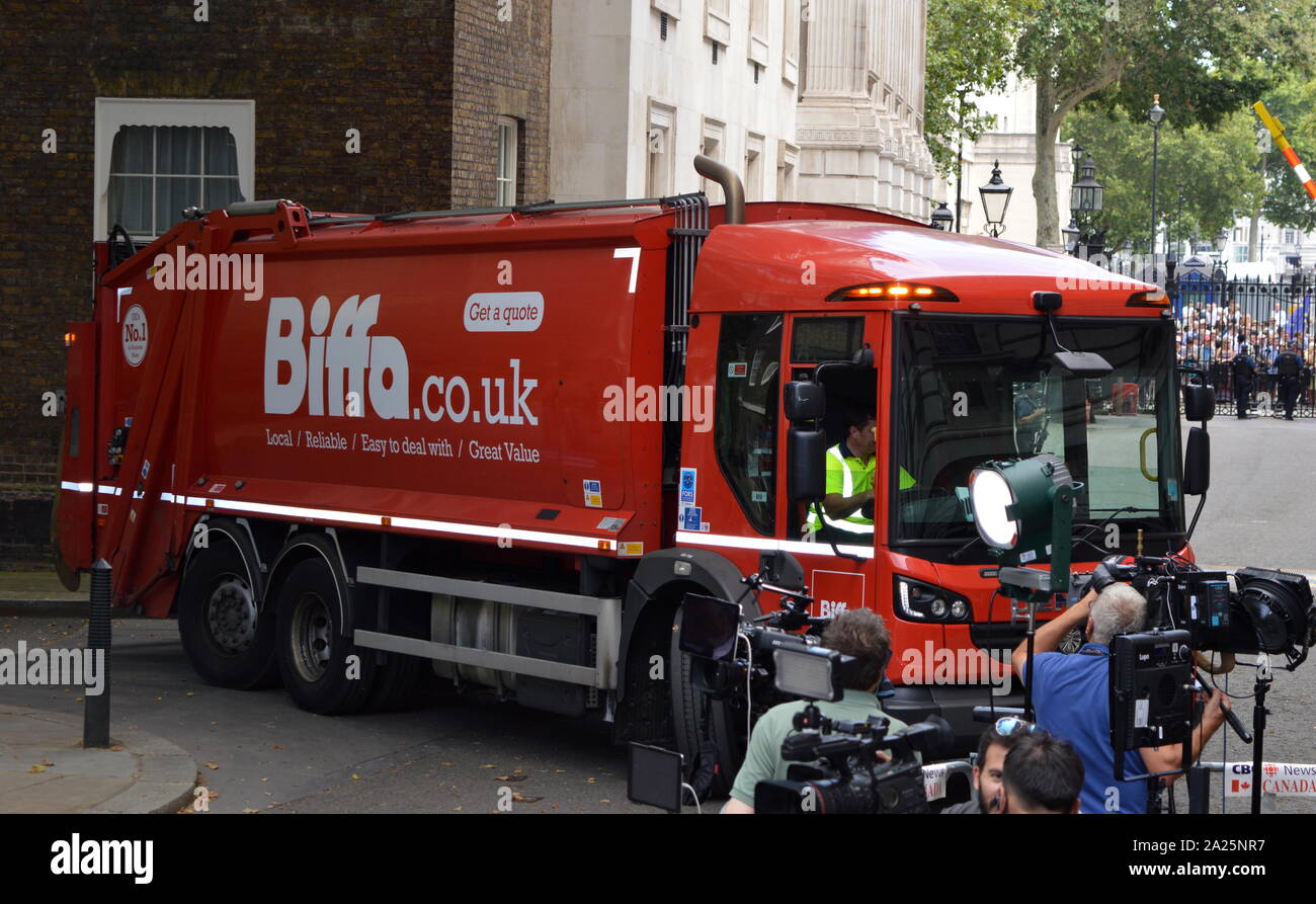 Basura (basura) camión llega en Downing Street en la mañana de la dimisión de theresa mayo como primer ministro británico. El 24 de julio de 2019 Foto de stock