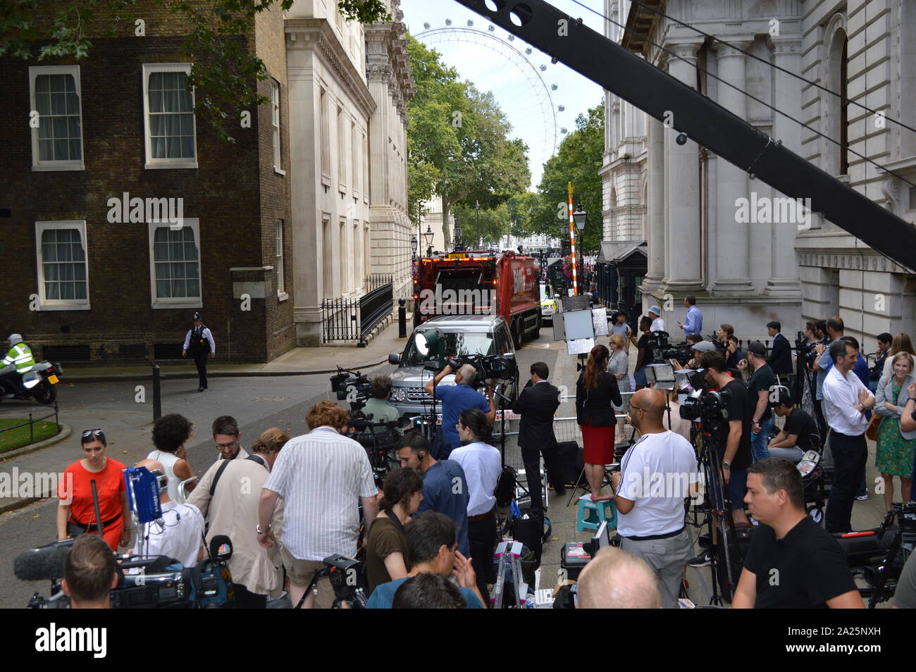 Basura (basura) camión llega en Downing Street en la mañana de la dimisión de theresa mayo como primer ministro británico. El 24 de julio de 2019 Foto de stock