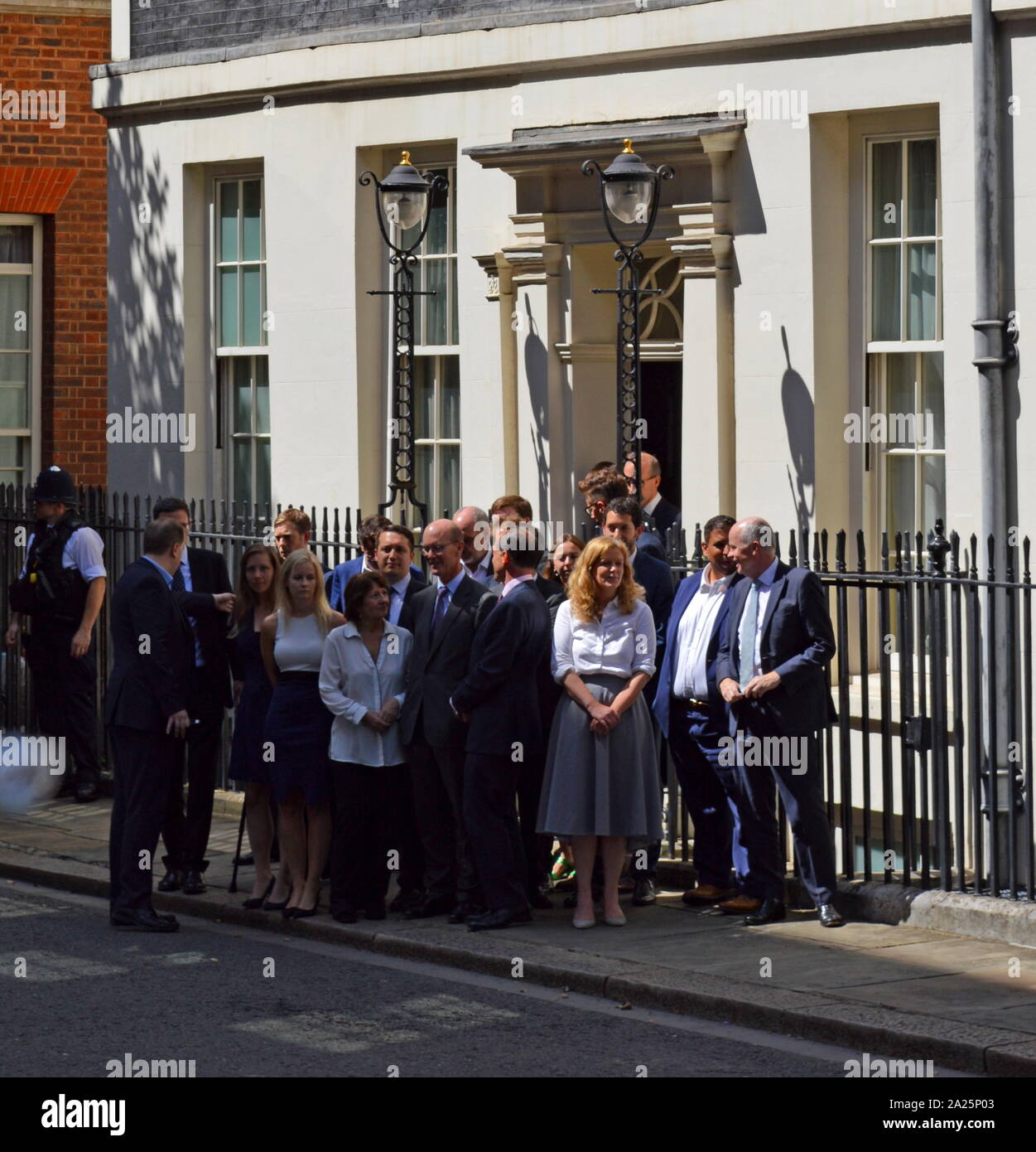 Despedir personal en Downing Street y el primer ministro saliente, Teresa de mayo; el 24 de julio de 2019 Foto de stock