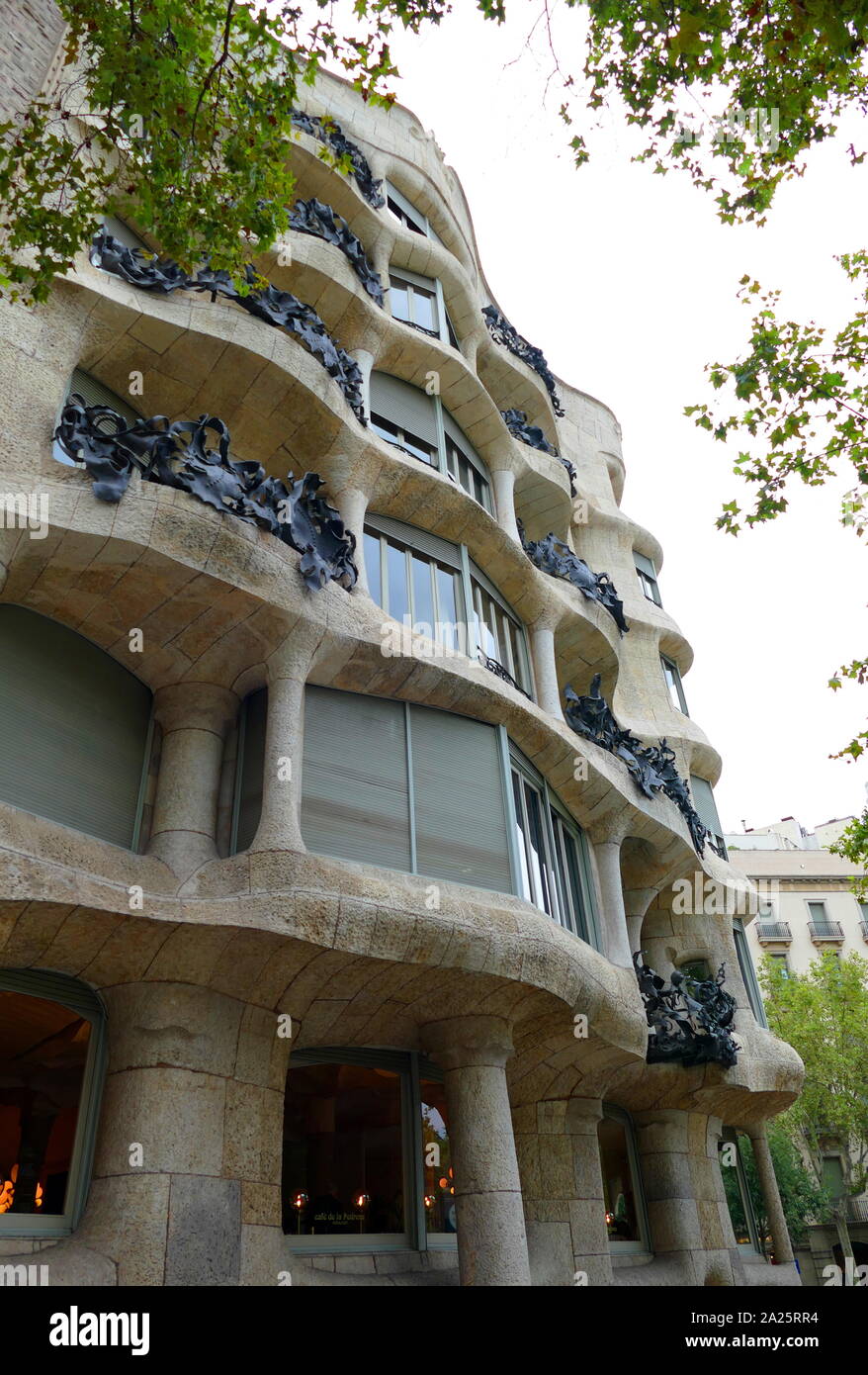 La Casa Milà (La Pedrera), edificio modernista de Barcelona, Cataluña, España. Fue la última residencia privada diseñada por el arquitecto Antoni Gaudí y fue construida entre 1906 y 1912. Foto de stock