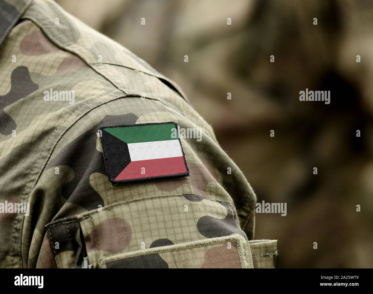 Bandera de Kuwait en uniforme militar (collage). Foto de stock