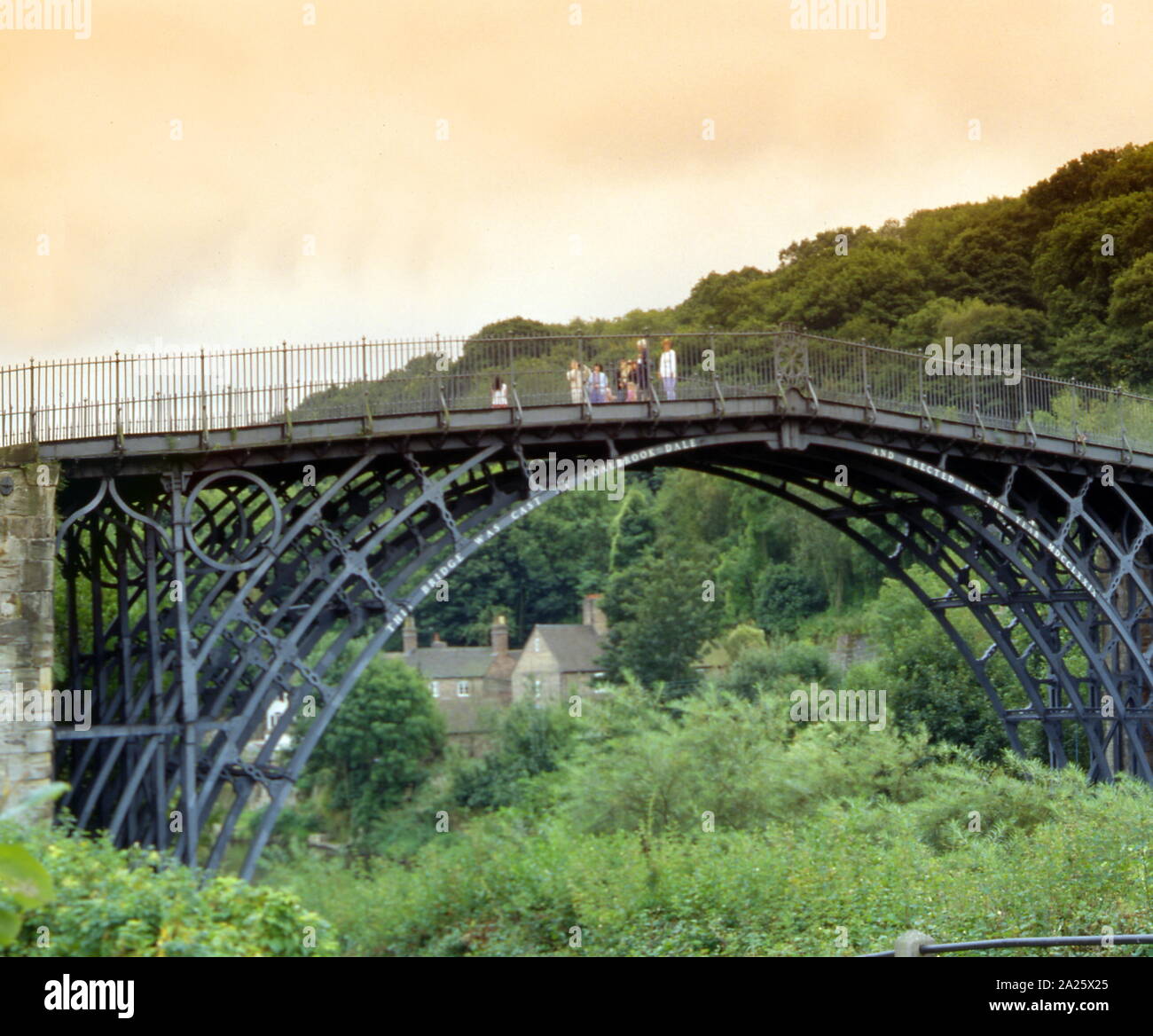 El puente de hierro sobre el río Severn en Shropshire, Inglaterra. Inaugurado en 1781, fue el primer puente importante en el mundo para estar hecha de hierro fundido Foto de stock