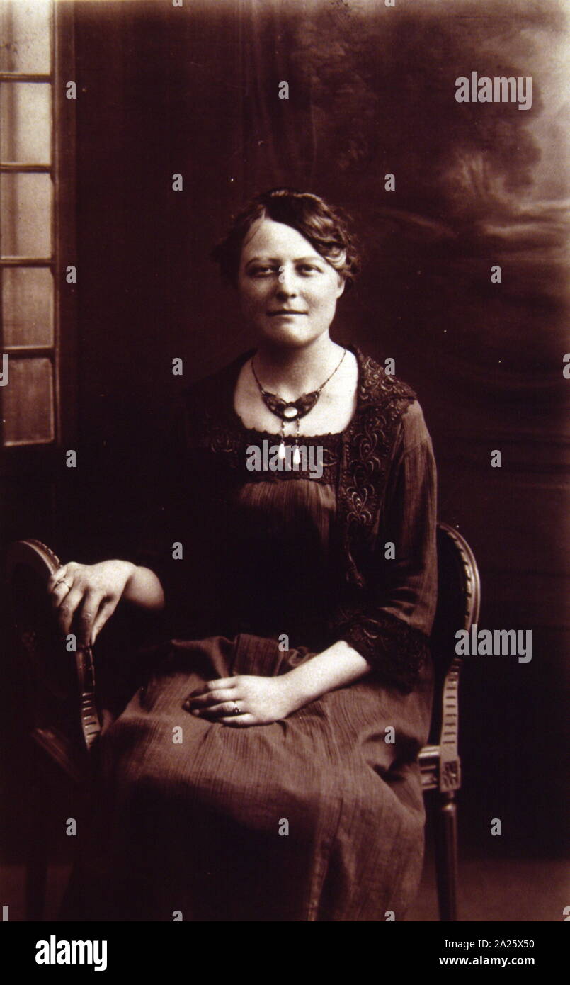 Vintage fotografía de una mujer desconocida asentada. 1910 Foto de stock