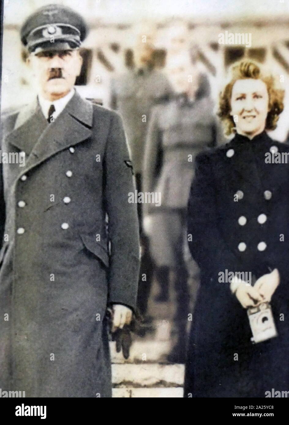 Fotografía en color de Eva Braun con Adolf Hitler. Eva Anna Paula Hitler (1912-1945) largo tiempo compañera y esposa de Adolf Hitler. Adolf Hitler (1889-1945) un político alemán y líder del Partido Nazi. Foto de stock