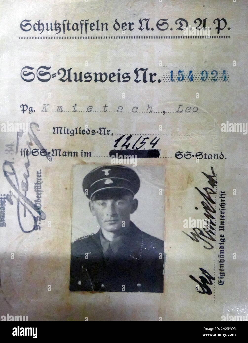 Documentos de identificación para un oficial SS, Leo Kmietsch. La Schutzstaffel (SS) fue una de las principales organizaciones paramilitares bajo Adolf Hitler y el Partido Nazi Foto de stock