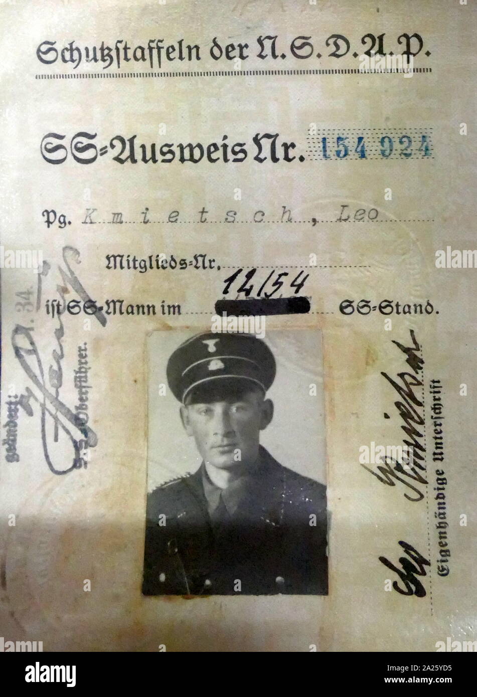 Documentos de identificación para un oficial SS, Leo Kmietsch. La Schutzstaffel (SS) fue una de las principales organizaciones paramilitares bajo Adolf Hitler y el Partido Nazi Foto de stock