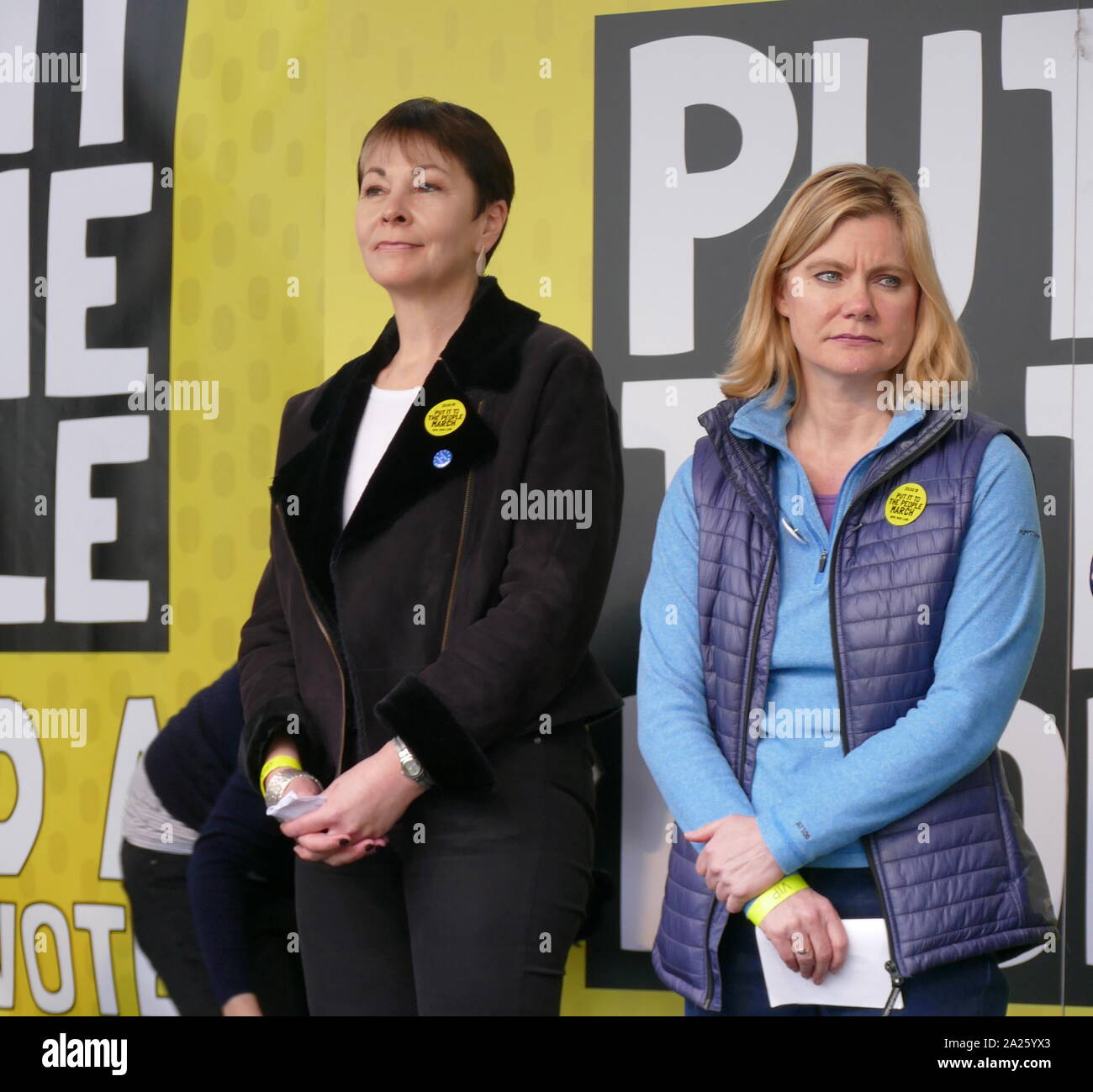 Caroline Lucas con Justine Greening en el "voto popular" de marzo en Parliament Square, Londres. Foto de stock