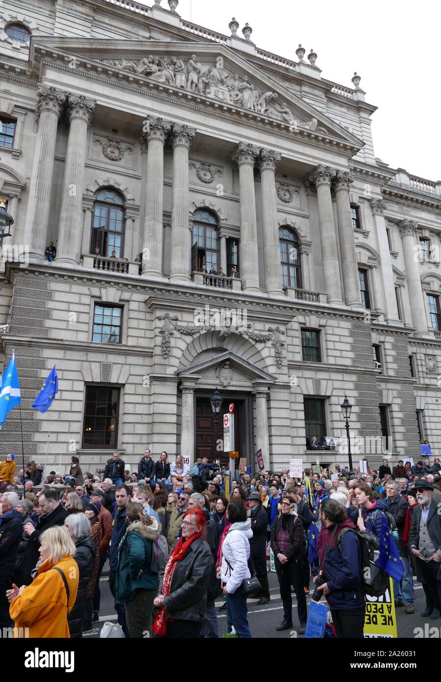 El "Voto popular" de marzo en Parliament Square, Londres. El voto popular de marzo tuvo lugar en Londres el 23 de marzo de 2019 como parte de una serie de manifestaciones para protestar contra Brexit, convocar a un nuevo referendo, y pedir al Gobierno británico para revocar el artículo 50. Trajo a la capital a cientos de miles de manifestantes, o más de un millón de personas según los organizadores. Foto de stock