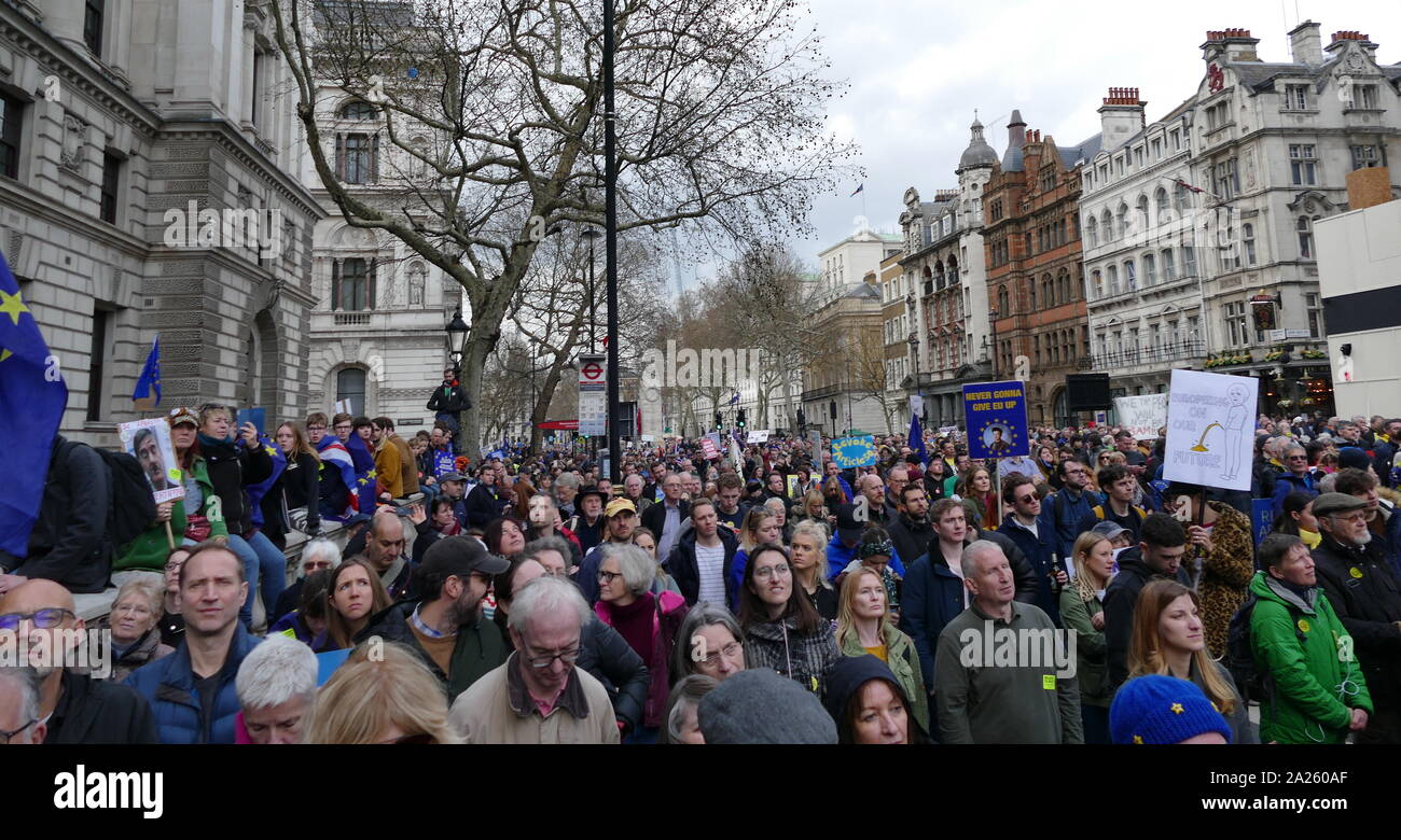 Los manifestantes a través de las generaciones presentes en la "votación popular" de marzo en Londres. El voto popular de marzo tuvo lugar en Londres el 23 de marzo de 2019 como parte de una serie de manifestaciones para protestar contra Brexit, convocar a un nuevo referendo, y pedir al Gobierno británico para revocar el artículo 50. Trajo a la capital a cientos de miles de manifestantes, o más de un millón de personas según los organizadores. Foto de stock