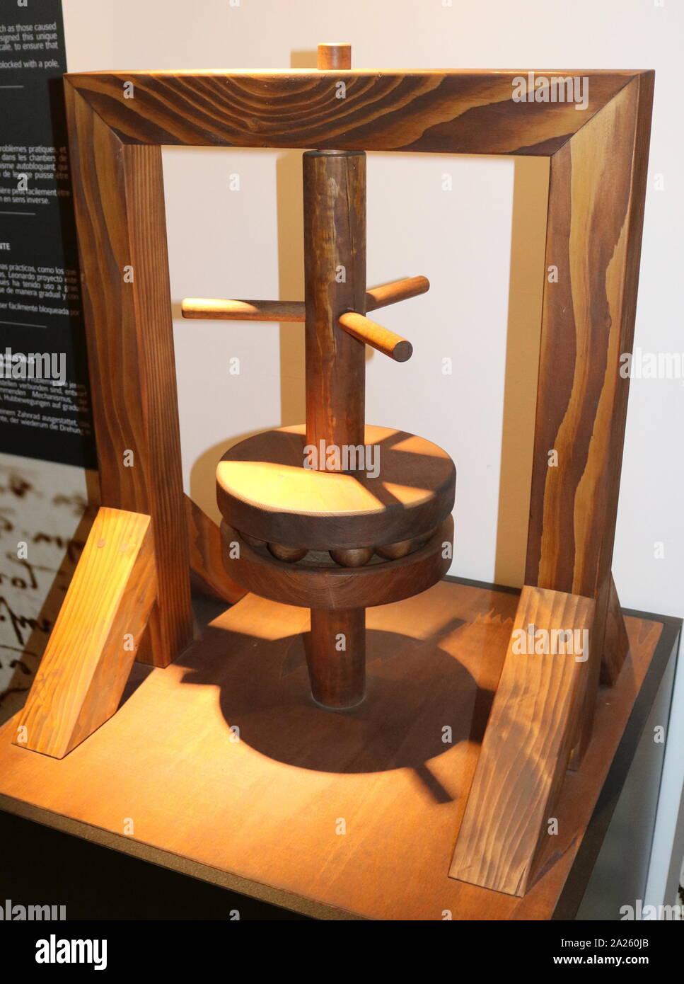 Móvil De Perpetuum Máquina Del Movimiento Perpetuo Del ` S De Leonardo Da  Vinci Foto de archivo - Imagen de equilibree, bola: 112155522