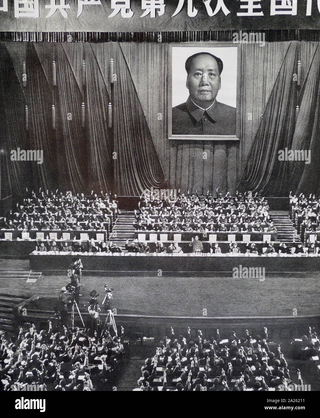 Los delegados al Congreso del Pueblo Chino, aplaudiendo a un discurso. 1967 Foto de stock