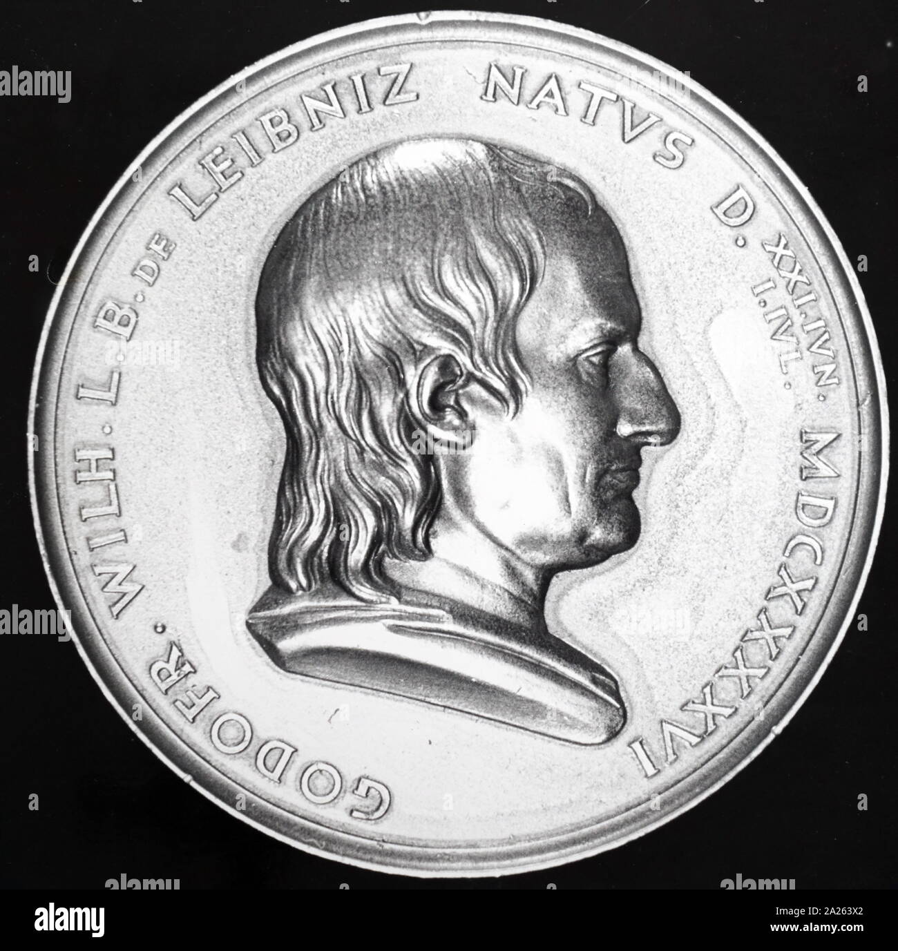 Una medalla conmemorativa representando Gottfried Wilhelm Leibniz (1646-1716) un pensador y filósofo alemán en la historia de las matemáticas y la historia de la filosofía. Fecha siglo xx Foto de stock