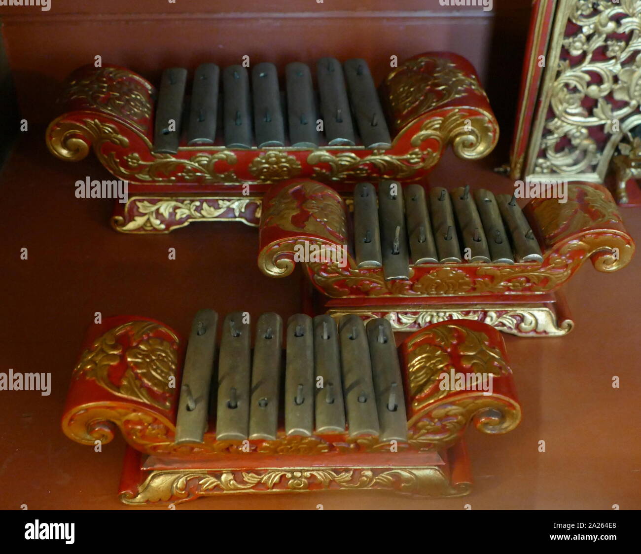 Modelo de instrumento ochestral gamelan de Indonesia, recogida por Sir  Stamford Raffles (1781-1826), estadista británico, el Teniente Gobernador  de Java y fundador de Singapur en 1819 Fotografía de stock - Alamy