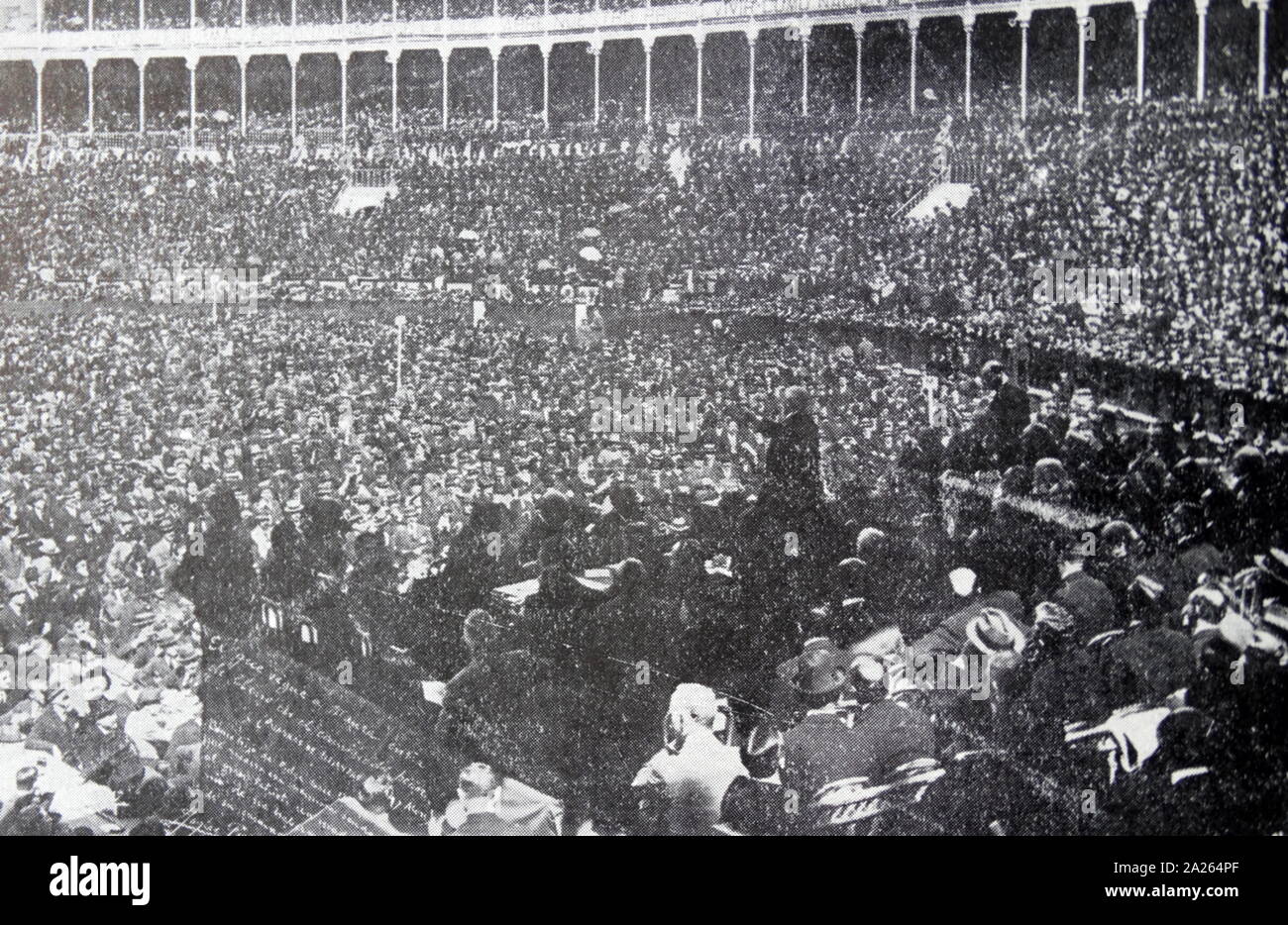 Don Antonio Maura entregando su famoso discurso en la plaza de toros de  Madrid (1917 Fotografía de stock - Alamy