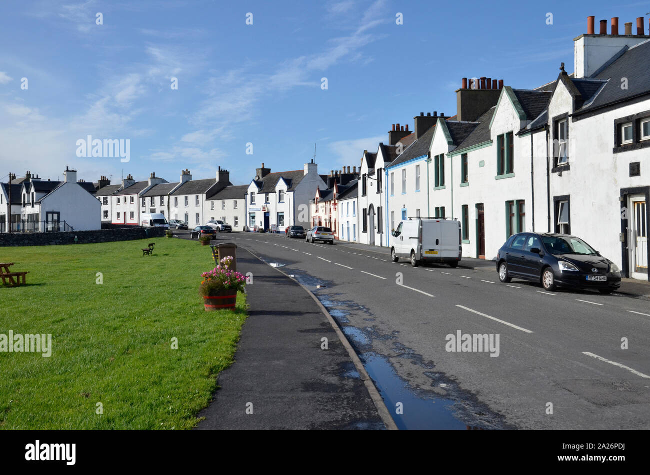 Casas pintadas de blanco en el pueblo de Port Ellen, el mayor asentamiento en la isla escocesa de Islay. Foto de stock