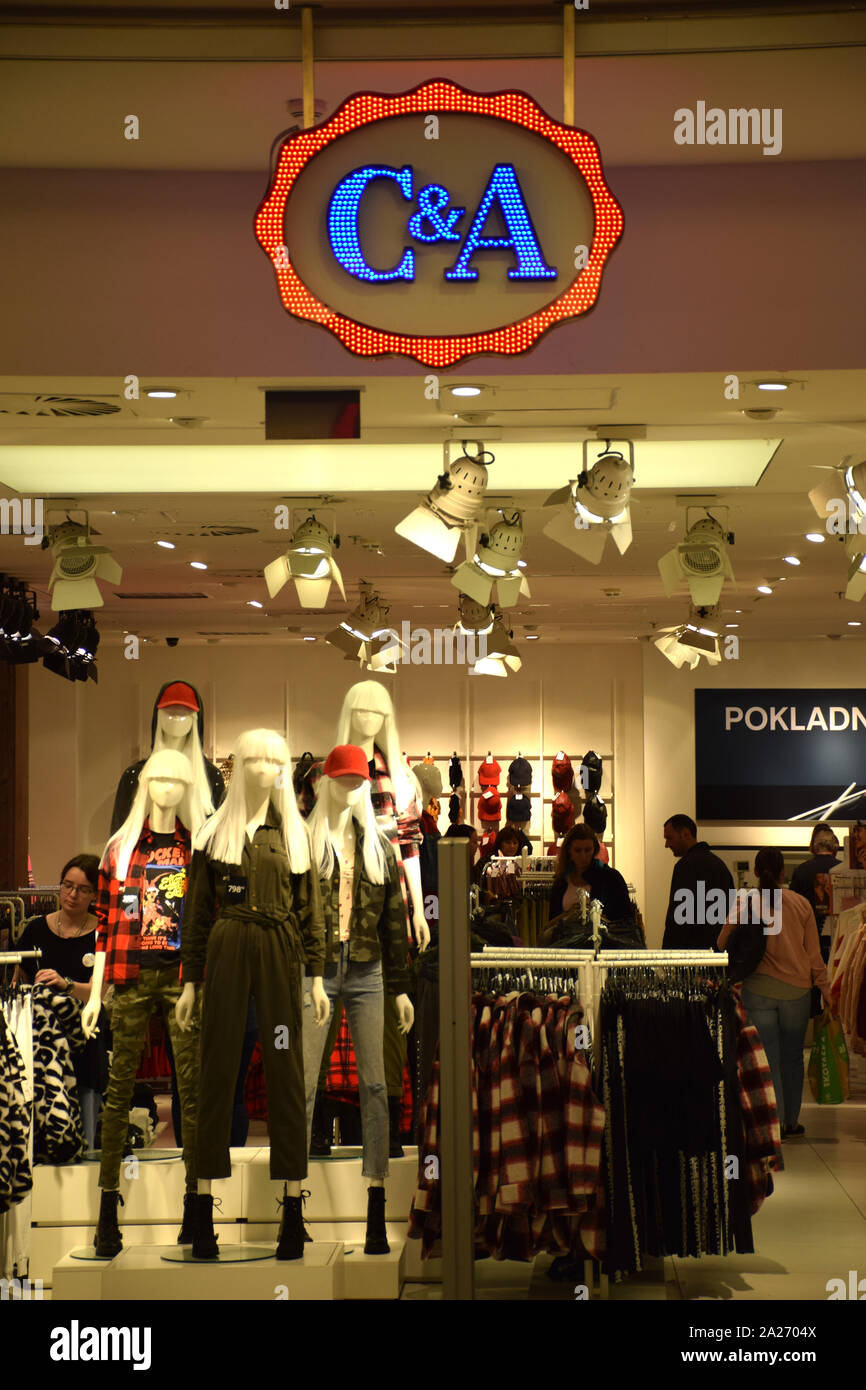 gloria interrumpir golpear El logotipo de 'C&C' en una tienda con los clientes en el centro de Praga.  C&A es una cadena internacional de tiendas de moda tiendas de ropa  Fotografía de stock - Alamy